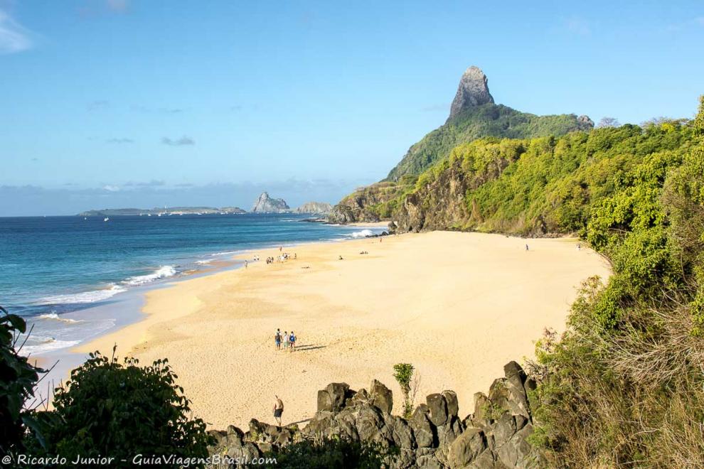 Imagem da pequena e charmosa Praia da Cacimba do Padre.